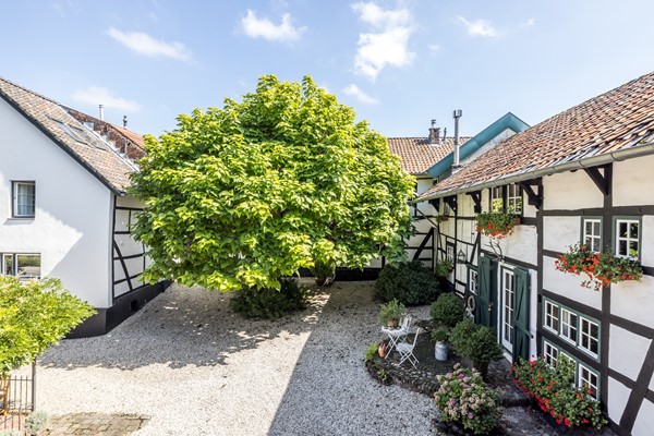 Foto - Te koop: Een woning voor de toekomst met een energielabel van A+++ met een multifunctionele ruimte      (ca 25 m2) en tuin met eiken overkapping en grote eiken carport in het Heuvelland.